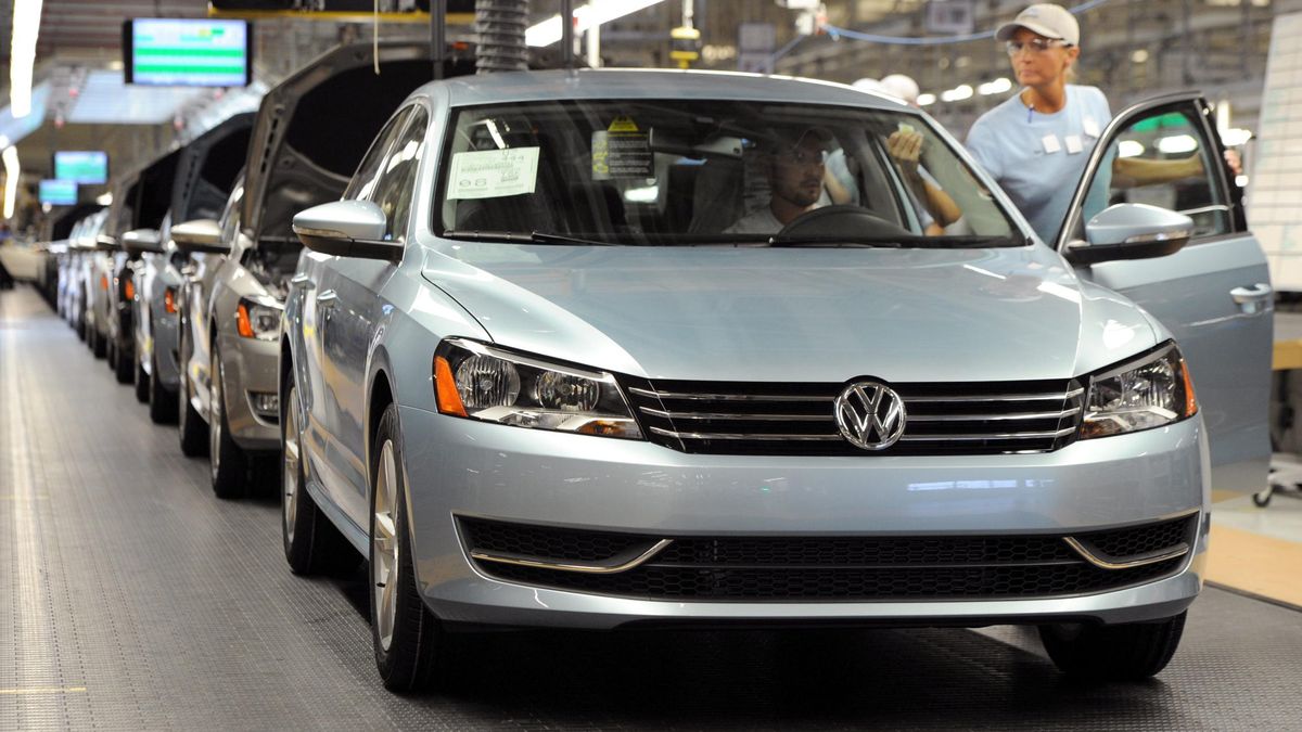 La dirección de Volkswagen garantiza a Soria que mantendrá las inversiones en España