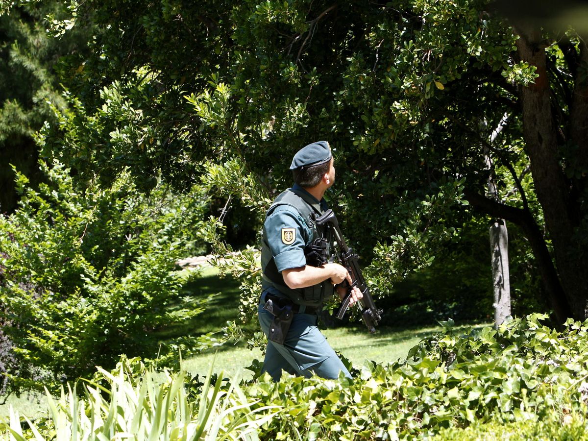 Foto: Un guardia civil, en los jardines de Zarzuela. (EFE)