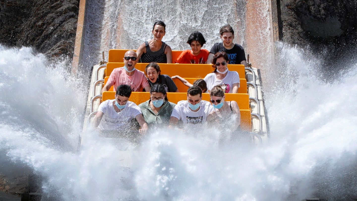 Varios visitantes disfrutan de la atracción 'Tutuki Splash', en PortAventura World. 