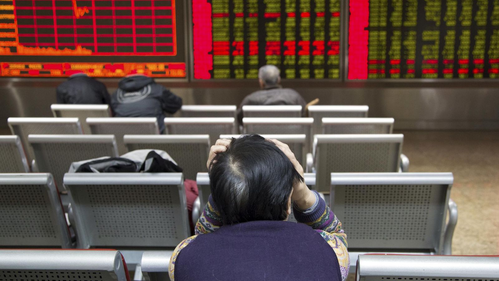 Foto: Un inversor delante de una pantalla con información bursátil en Pekín. (Reuters)