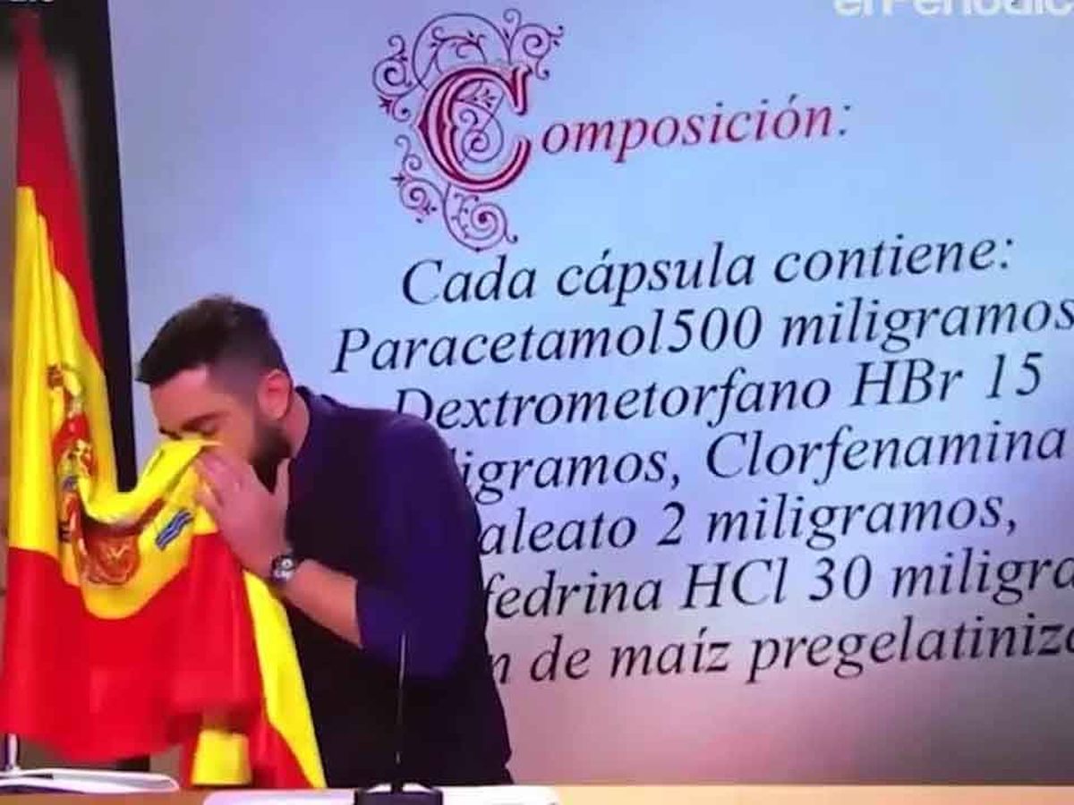 Foto: Dani Mateo sonándose la nariz con la bandera española. (Atresmedia Televisión).