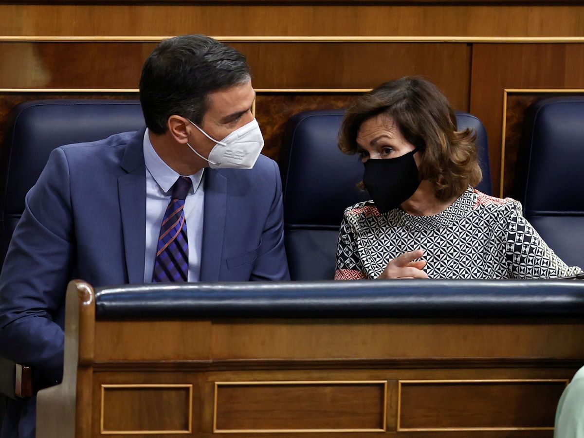 Foto: Pedro Sánchez y Carmen Calvo en el Congreso de los Diputados. (EFE)