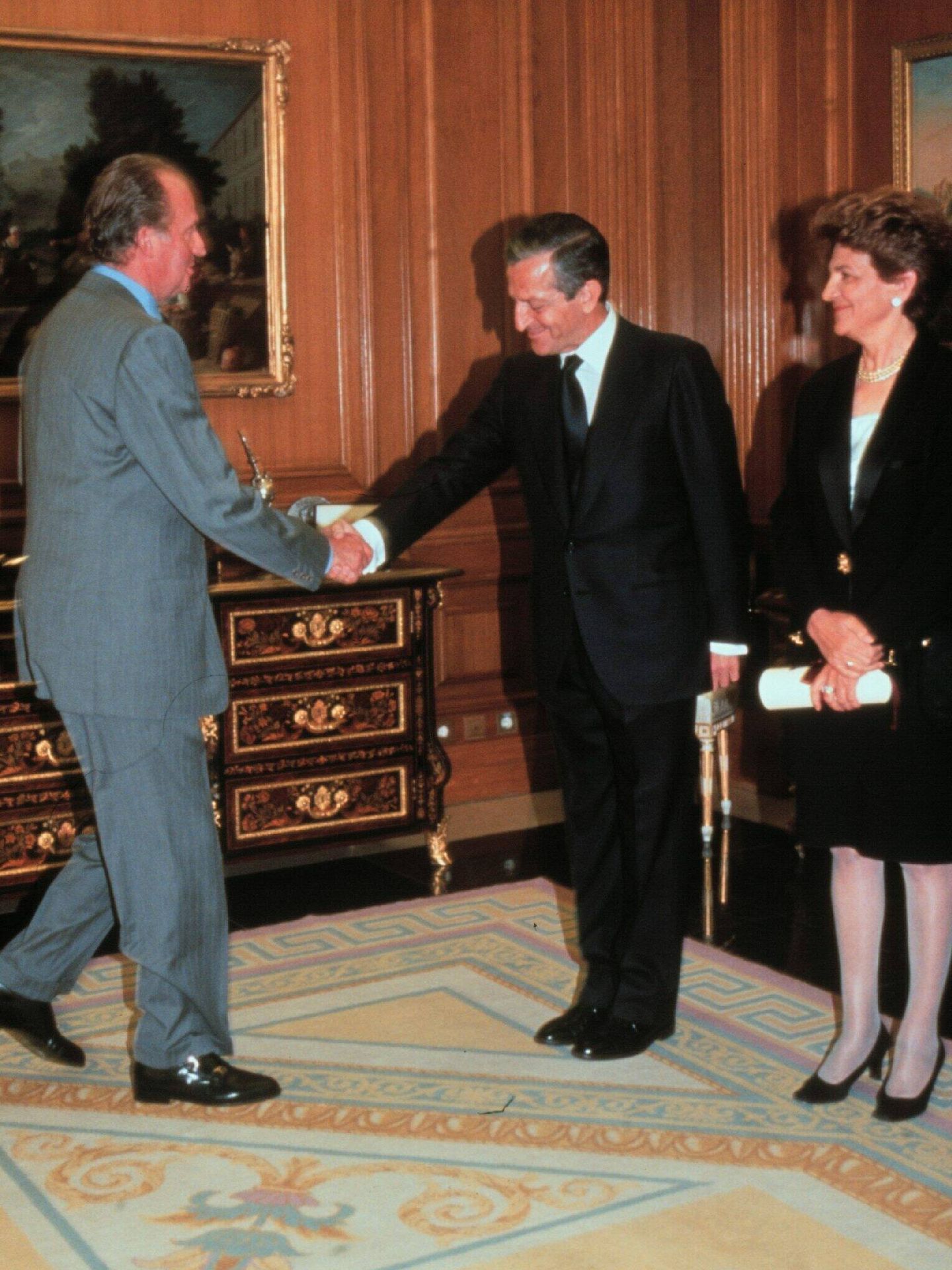 Adolfo Suárez, junto al rey Juan Carlos en el Palacio de la Zarzuela. (Europa Press)