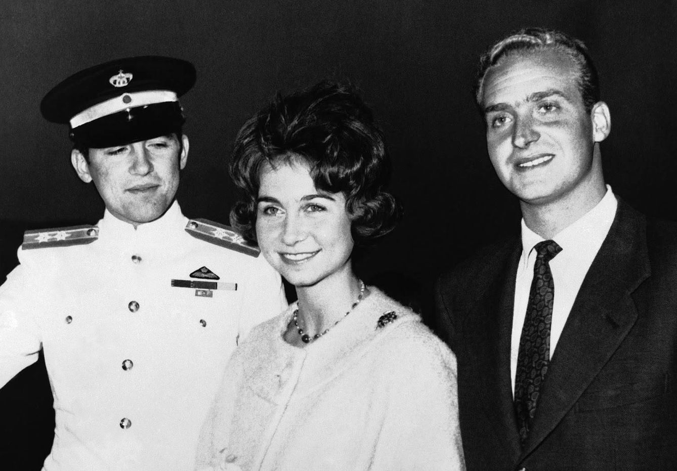 Constantino II de Grecia, con su hermana, Sofía, y Juan Carlos de Borbón, en 1961, cuando se anunció el compromiso. (Reuters)