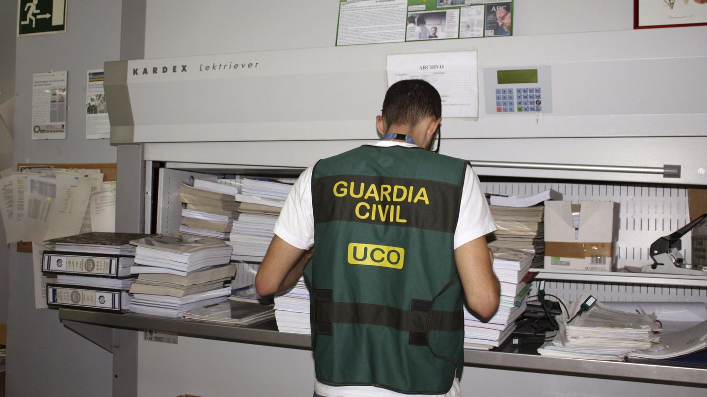 Fotografía facilitada por la Guardia Civil de uno de los miembros de la Unidad de Delitos contra la Administracion de la UCO. 