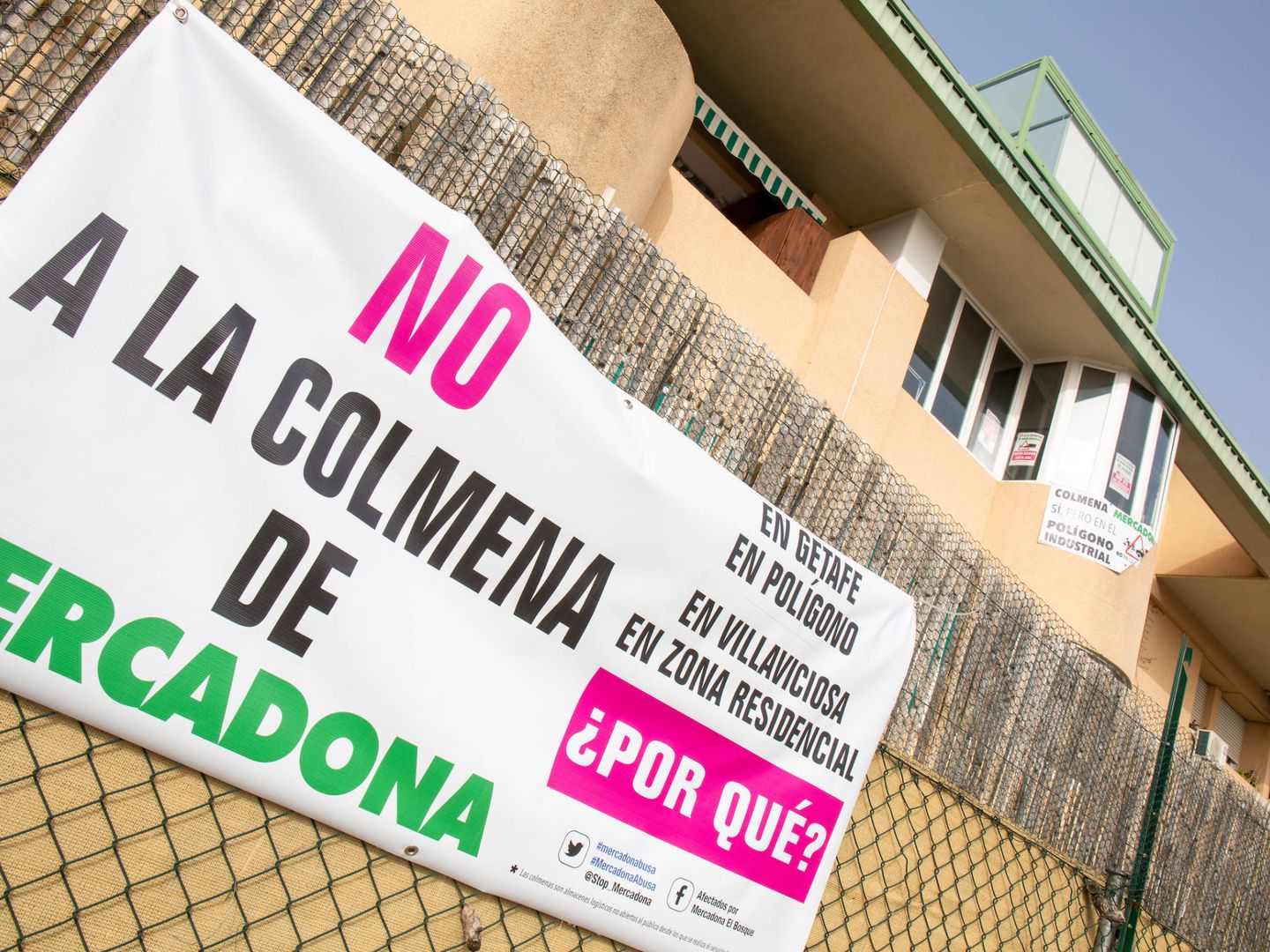 Pancarta contra la 'dark store' de Mercadona en Villaviciosa de Odón. (D. B.)
