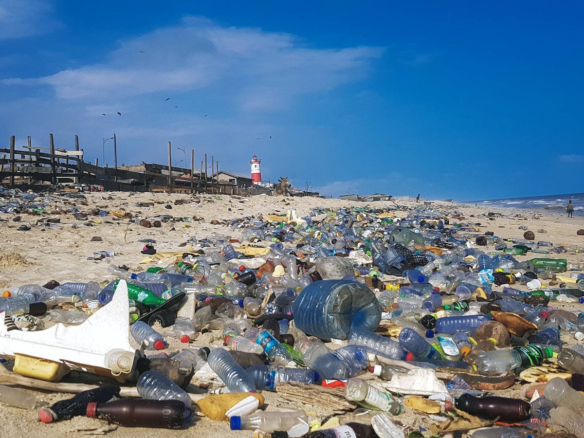 Foto: Plásticos en la playa de Accra, Ghana. (Muntaka Chasant)