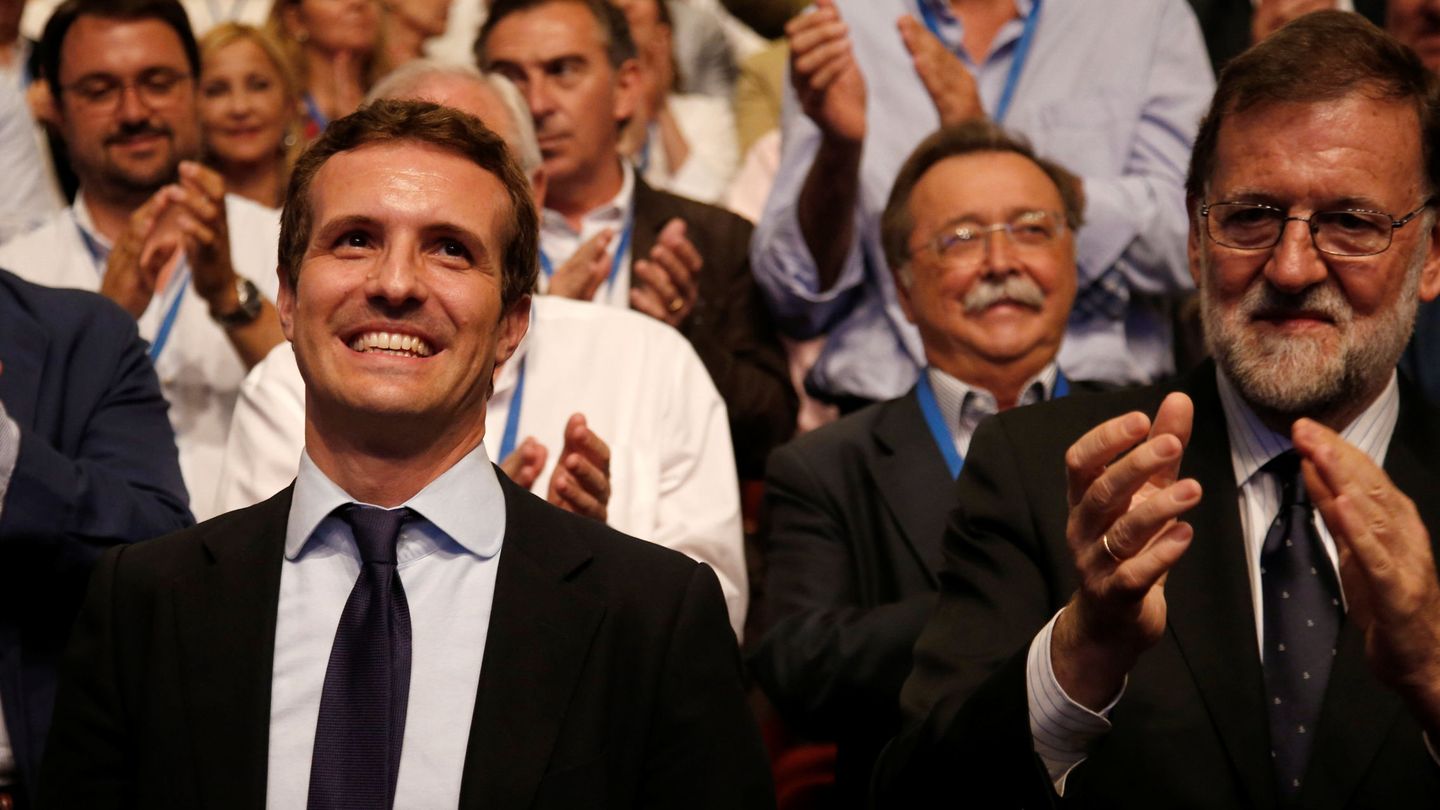 Pablo Casado, tras ser elegido presidente del PP, en presencia de Mariano Rajoy. (Reuters)