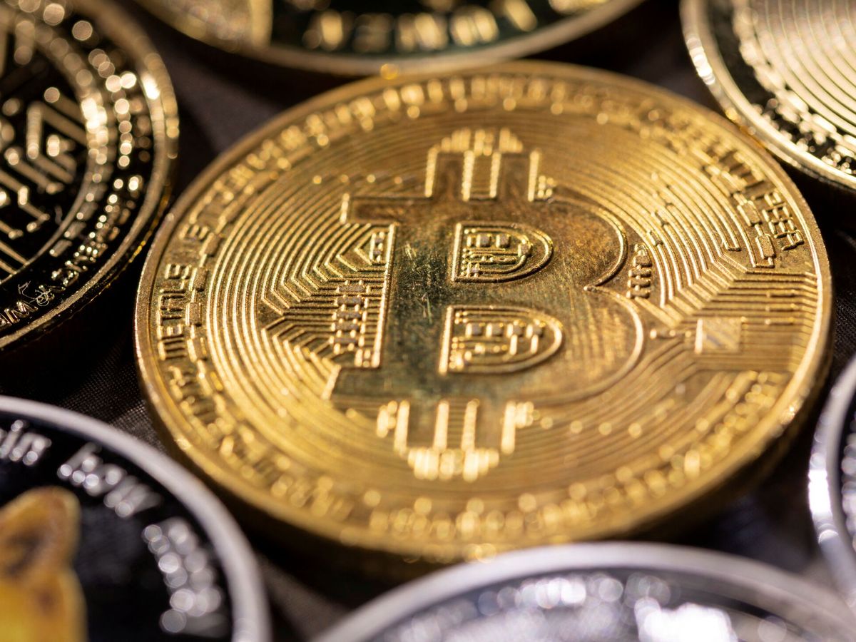 Foto: Representación de bitcoins. (Reuters/Dado Ruvic)