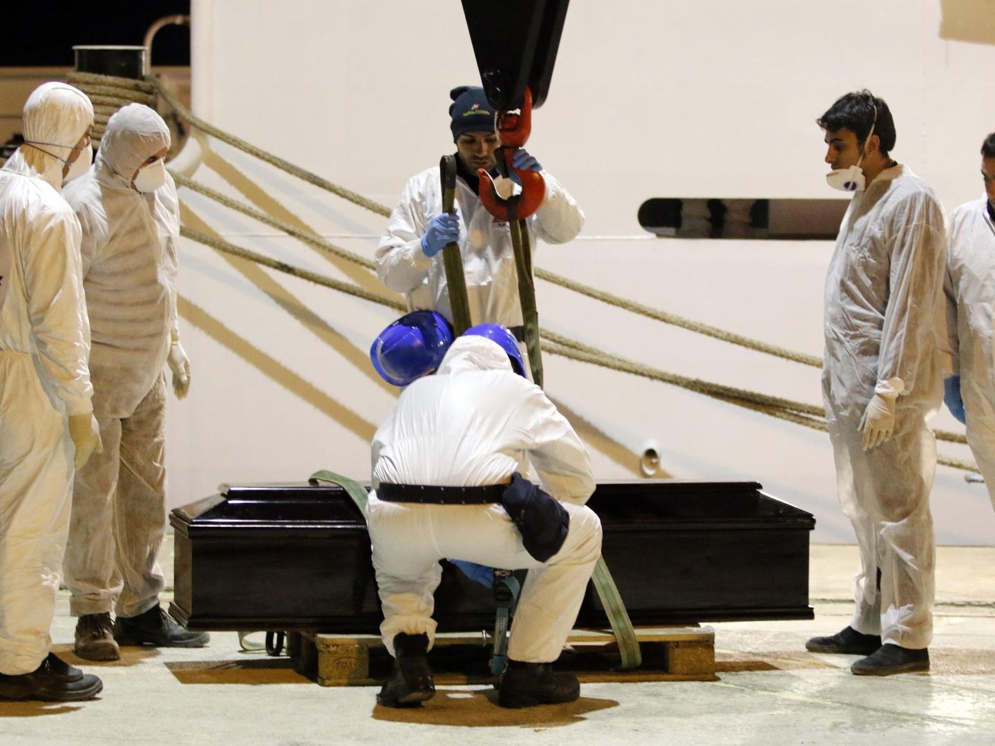 Un ataúd con el cadáver de un inmigrante en el puerto siciliano de Augusta (Reuters).