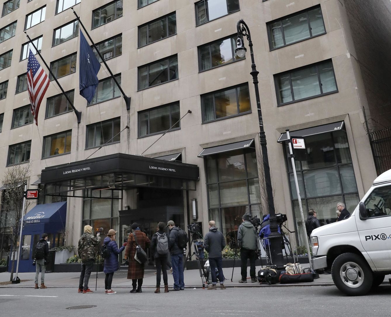 Reporteros esperan frente al Loews Regency Hotel, la residencia de Michael Cohen, en Nueva York, tras la redada del FBI el lunes. (EFE)