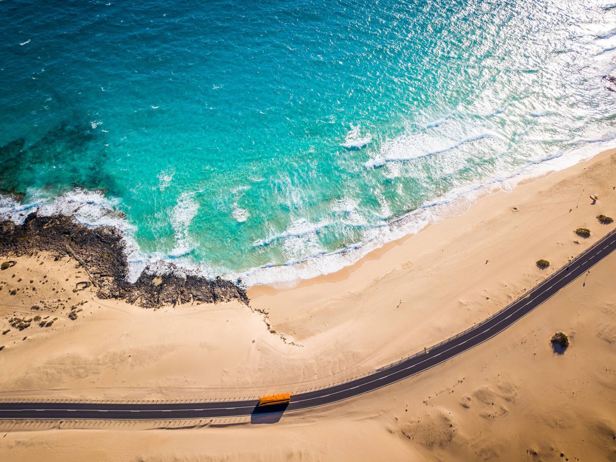 Foto: Un autobús pasando por la carretera de las dunas de Corralejo (Fuente: iStock)