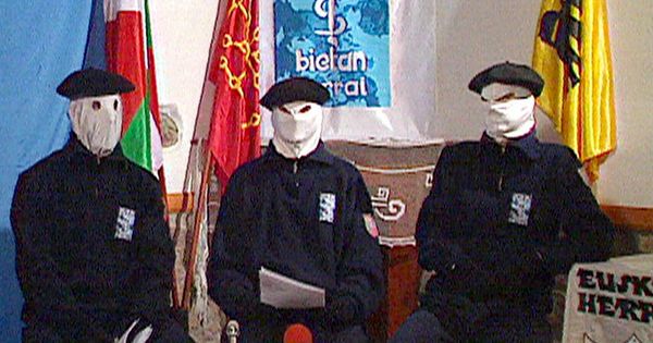 Foto: Miembros de la banda terrorista ETA, en una foto de archivo. (EFE)