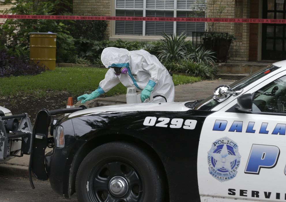 Foto: Un trabajador limpia el exterior del edificio donde reside la enfermera que se infectó en Dallas (Reuters).