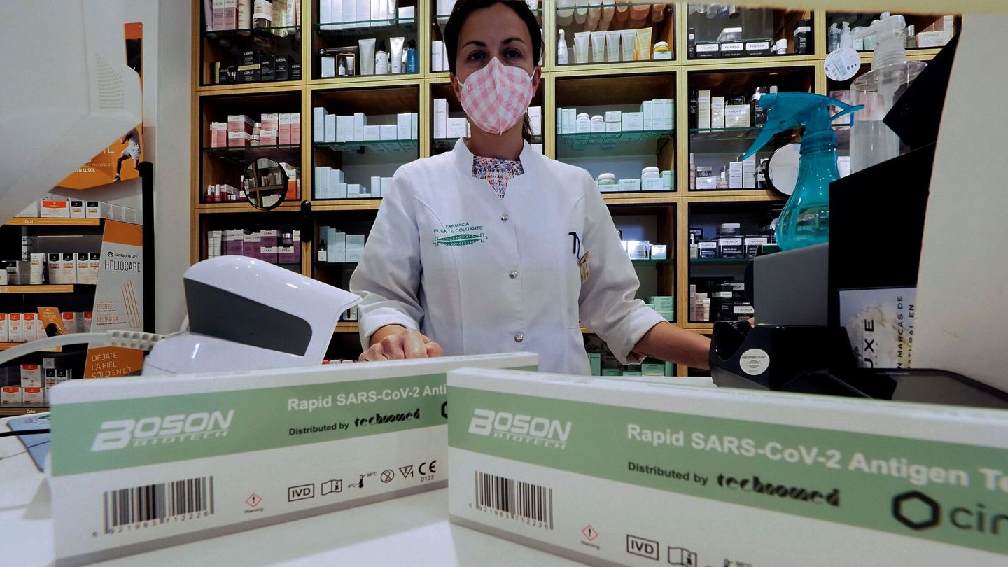 Vista de los test de autodiagnóstico del covid-19 que se venden sin receta en una farmacia de Valladolid. (EFE)