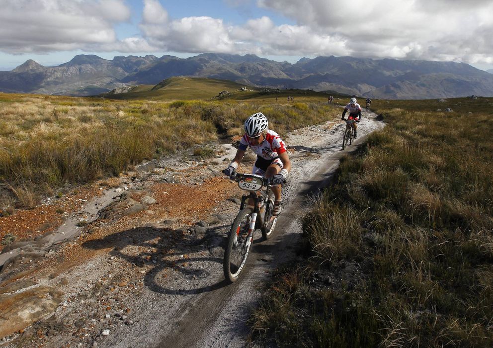 Foto: Penúltima jornada de la carrera de 'mountain bike' Cape Epic en Sudáfrica. (Efe)