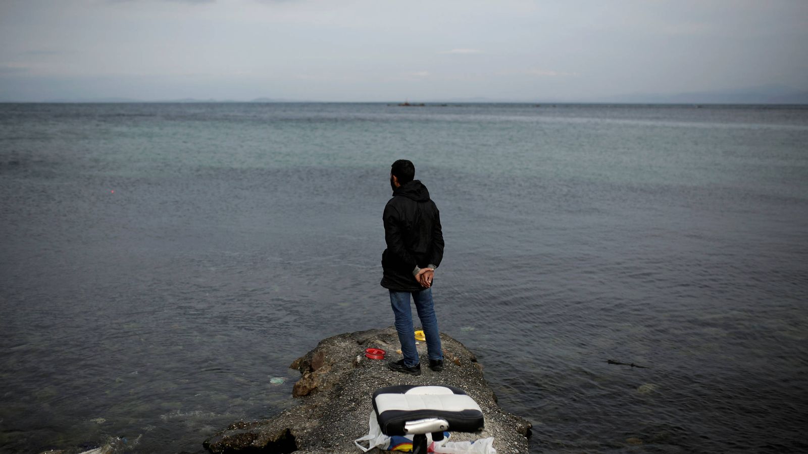 Foto: Un refugiado observa el mar desde la costa, en la ciudad de Mytilene, en la isla griega de Lesbos. (Reuters)  