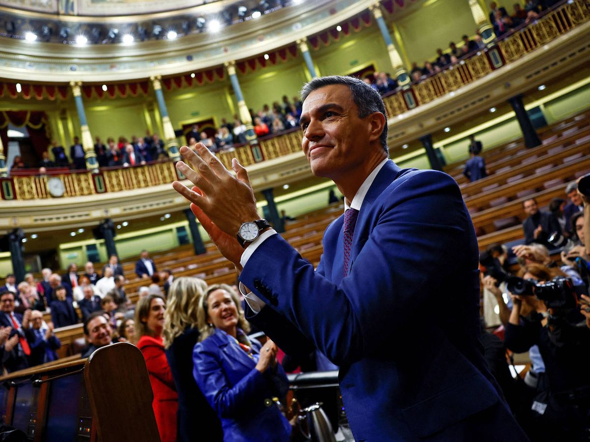 Foto: Pedro Sánchez celebra el resultado de la votación de investidura que lo ha convertido en presidente del Gobierno. (Reuters/Susana Vera)