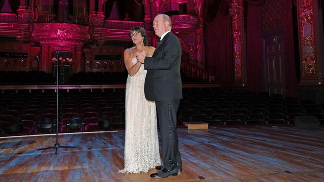 Alberto y Estefanía de Mónaco, abriendo el baile durante la gala. (Getty)