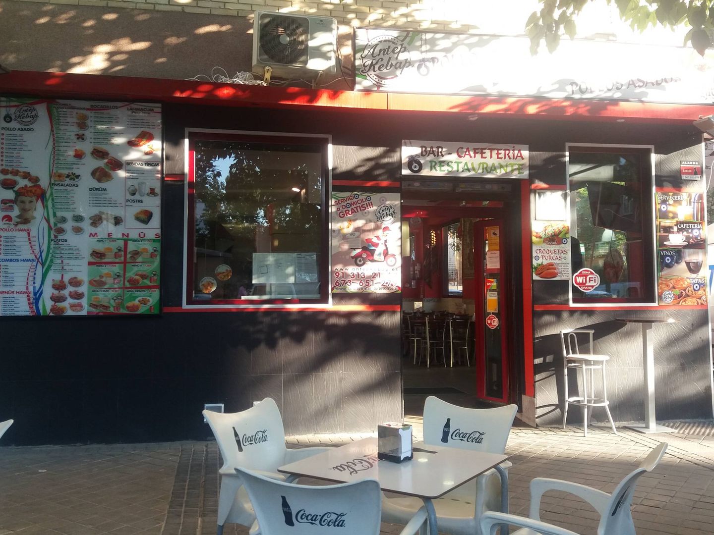 El 20% de los clientes de este local de 'kebabs' hoy pide sacarina con el café. (M.V)