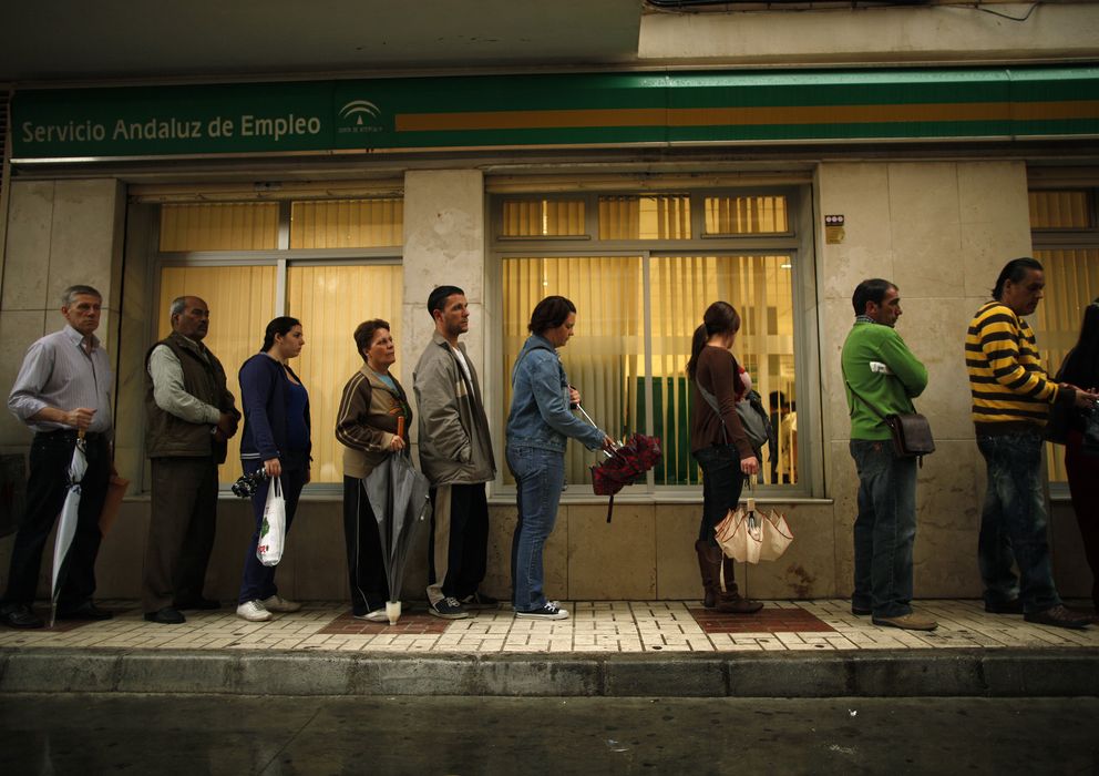 Foto: Ciudadanos desempleados forman una cola ante un oficina de empleo en el centro de Málaga, en una imagen de archivo. (Reuters)