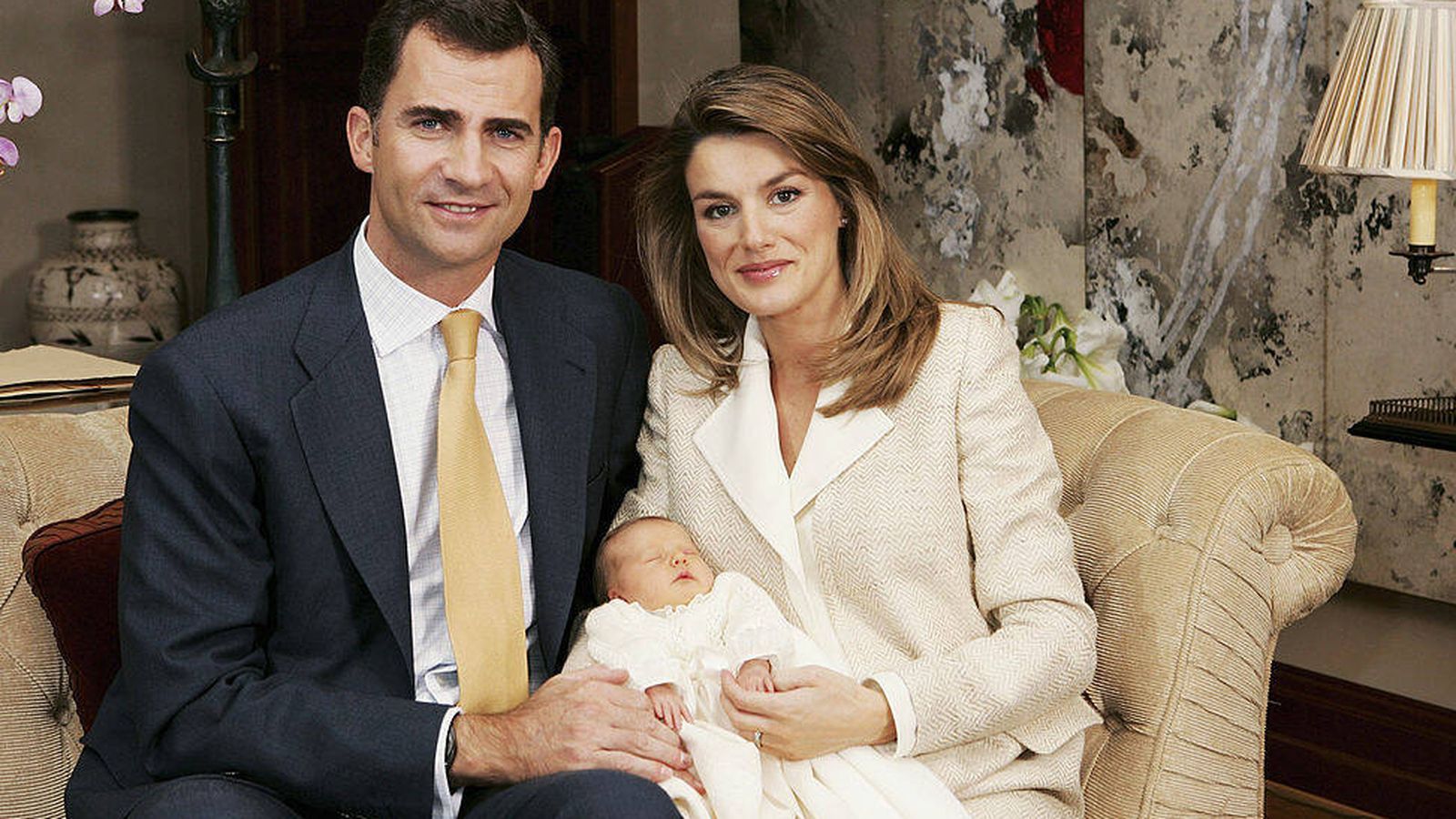 Los entonces Príncipes de Asturias, con la princesa Leonor en diciembre de 2005. (Cordon Press)