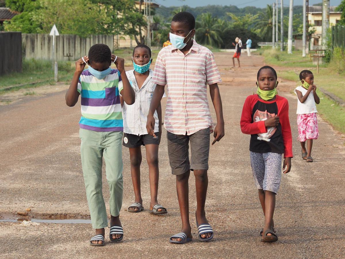 Foto: Varios niños con mascarilla en Gabón. (Daniel Landa)