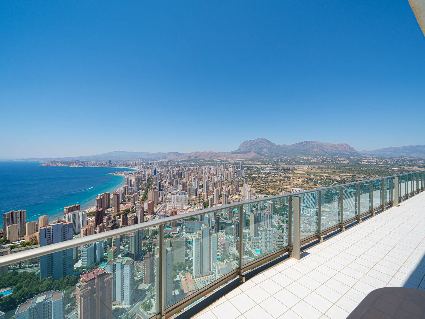 Vista desde el ático de Torre Lúgano, a la venta por casi 900.000 euros. (Engel & Völkers)
