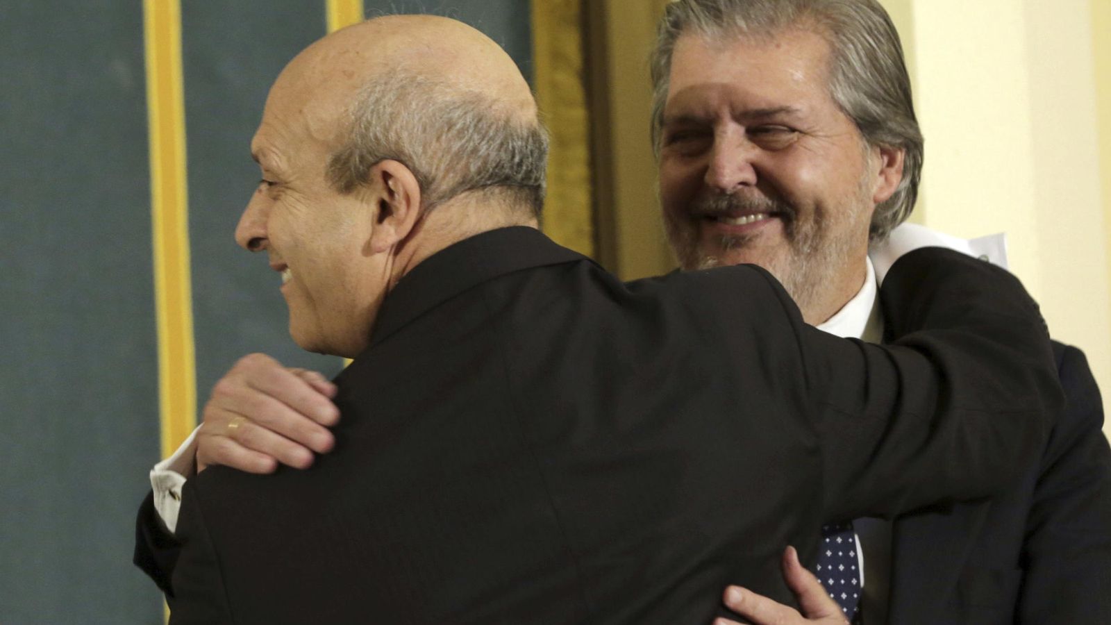 Foto: Abrazo entre el exministro Wert y Méndez de Vigo. (EFE)