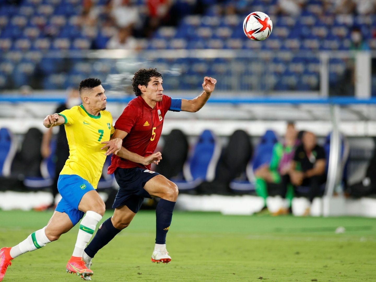 Vallejo pelea el balón ante el delantero brasileño Paulinho durante la final de los Juegos de Tokio. (EFE)