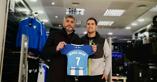Foto: Juan José Cortés, al comprar la camiseta del Málaga CF para Julen. 