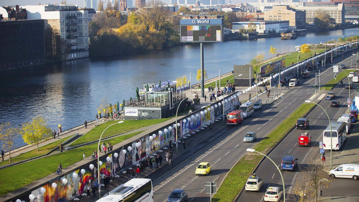 Ciudadanos de Berlín caminan junto a los restos del Muro que dividía el país (Reuters).