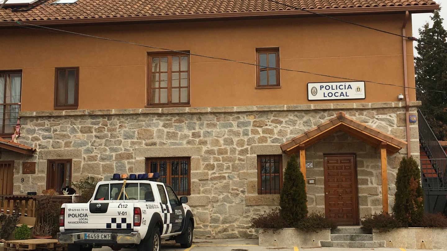 Edificio de la policía local de Navacerrada, que recibe casi a diario llamadas sobre Tizón. (D.B.)