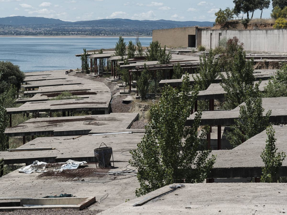 Foto: Vista de unas obras abandonadas situadas dentro de la isla. (Sergio Beleña)