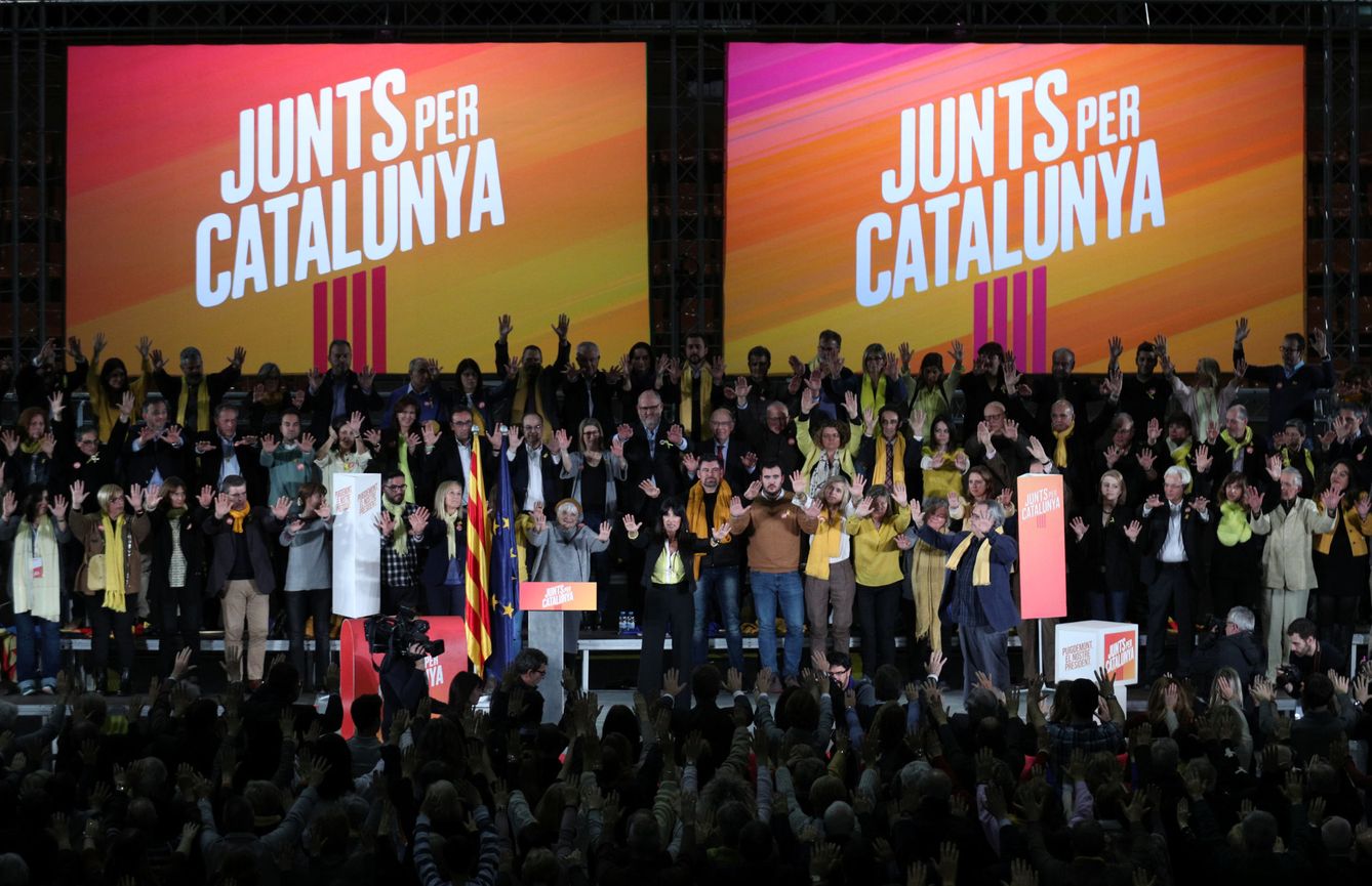 Los candidatos de JuntsxCAT alzan sus manos contra la represión en un momento del mítin en Barcelona. (EFE)