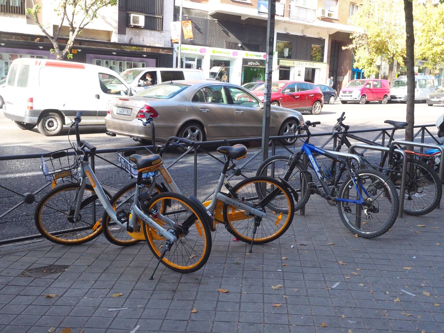  Bicicleta de oBike en una calle de Madrid (A. P.)