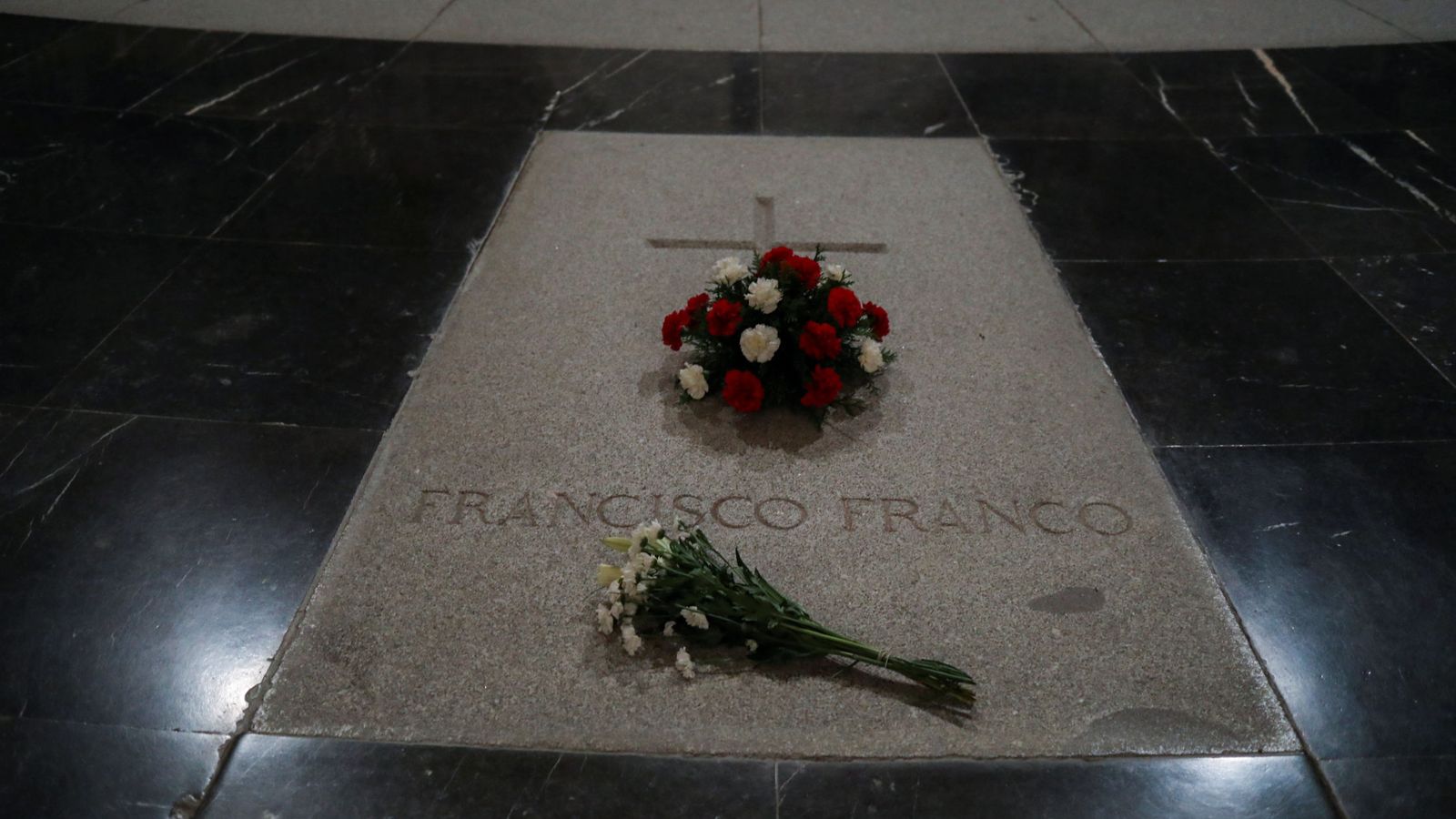 Foto: La tumba de Francisco Franco en el interior de la basílica del Valle de los Caídos. (EFE) 
