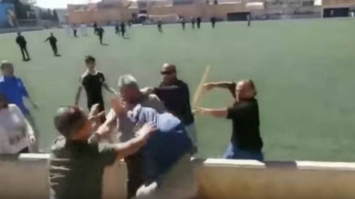 Brutal pelea entre un grupo de padres en un partido de fútbol infantil en Mallorca