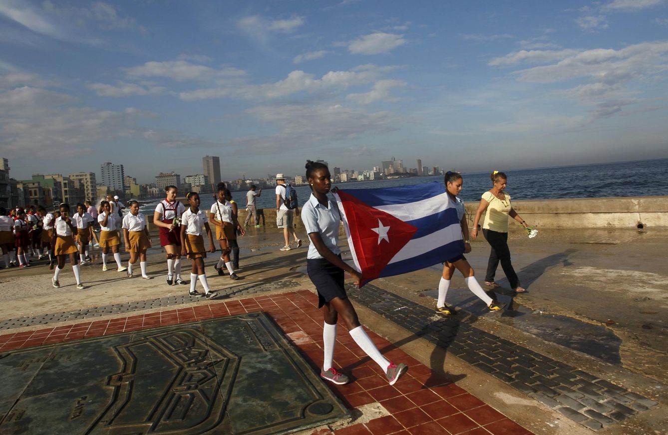Escolares cubanos participan en un homenaje a Camilo Cienfuegos en el Malecón de La Habana, en octubre de 2015 (Reuters)