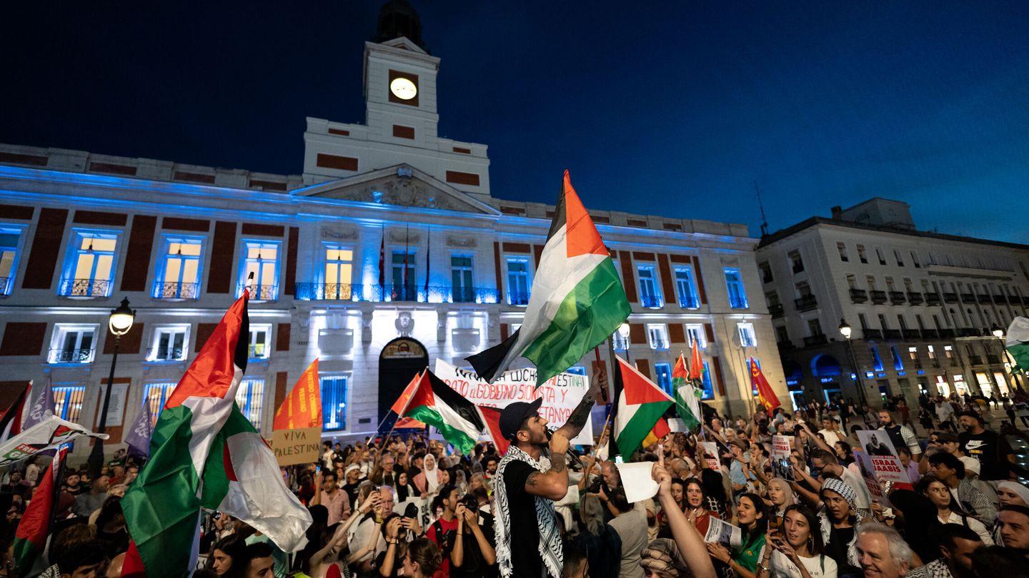 Cientos de personas protestan durante una concentración contra “un nuevo acto de terrorismo israelí”, en la Puerta del Sol de Madrid. (Diego Radamés / Europa Press)