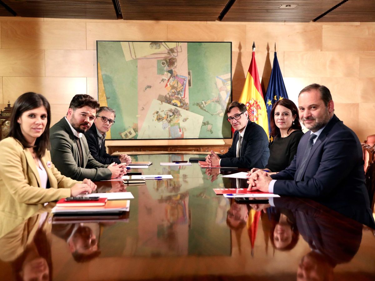Foto: Los equipos negociadores de PSOE y ERC, el pasado 3 de diciembre, en el Congreso. (EFE)