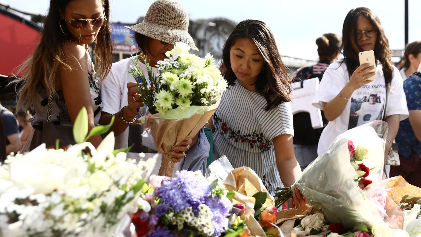 Familiares de las víctimas depositan flores en el primer aniversario de los ataques del Puente de Londres. (EFE)