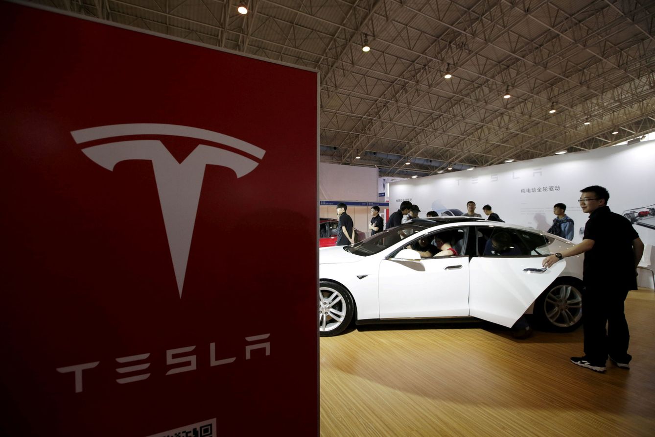 Un coche eléctrico Tesla expuesto durante la Feria del Automóvil de Pekín, en abril de 2016 (Reuters)