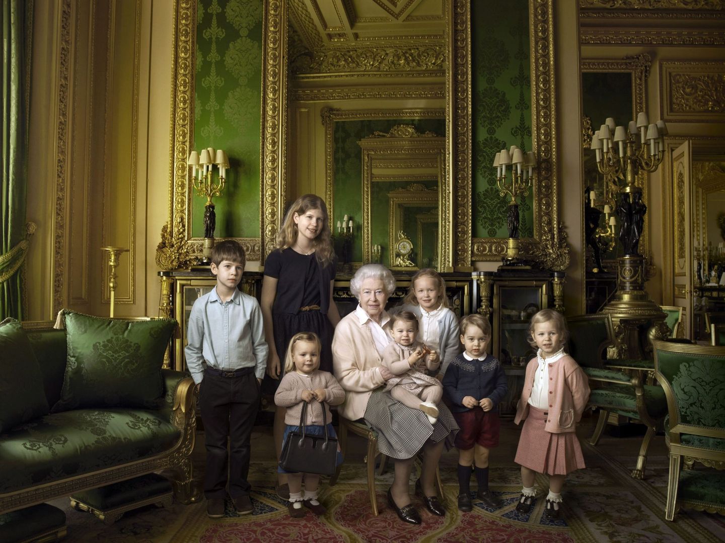 La reina Isabel, en un posado oficial por su 90 cumpleaños con sus bisnietos y sus nietos pequeños. (EFE)