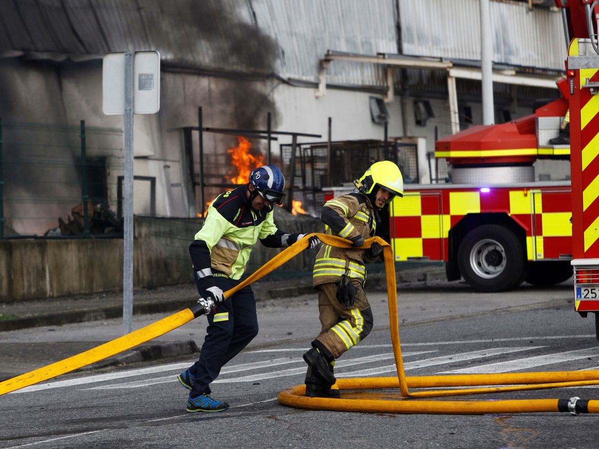 Foto: Imagen de archivo de bomberos en Galicia. (EFE/Kiko Delgado)