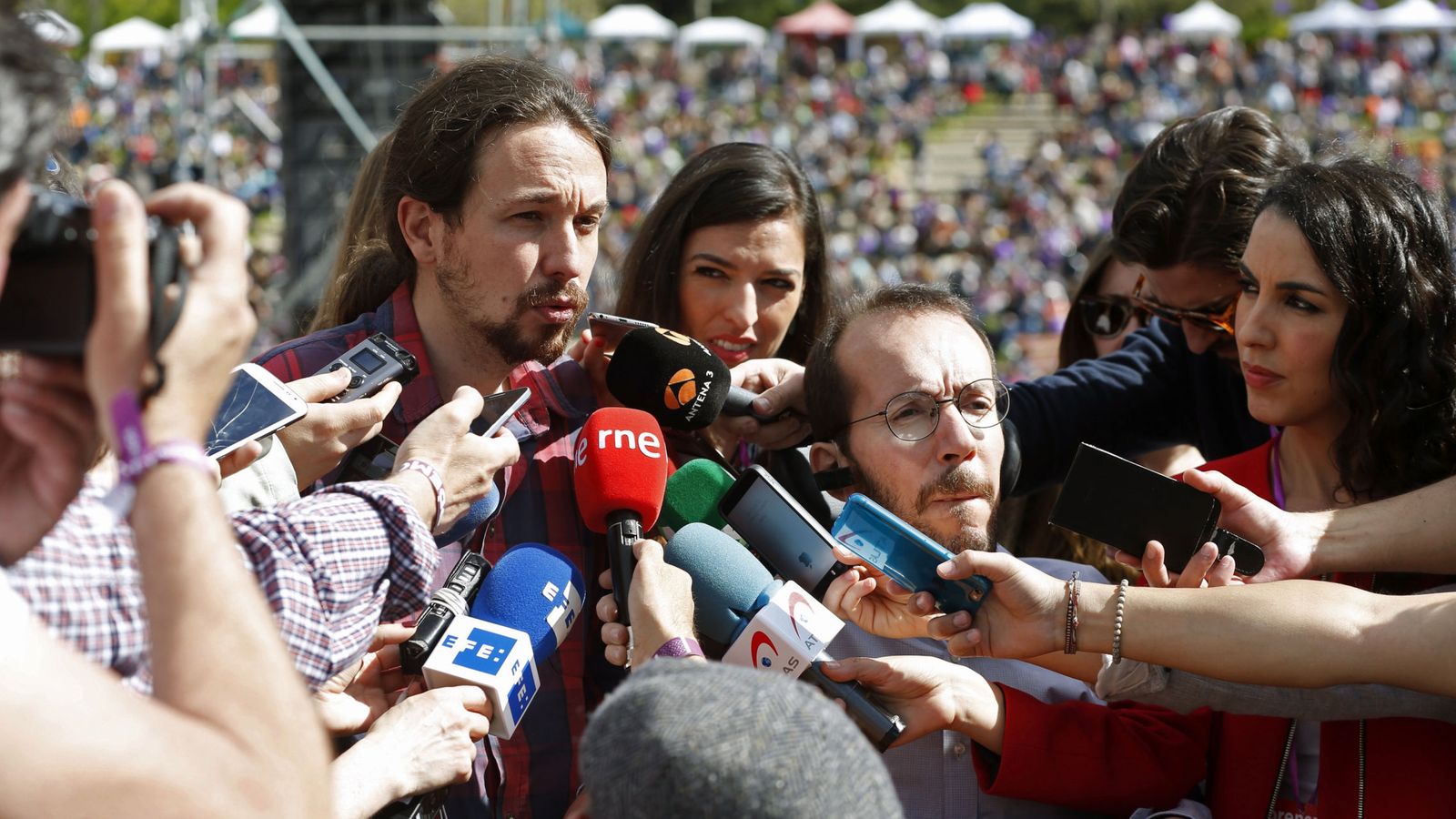 Foto: El líder de Podemos, Pablo Iglesias, y el secretario de Organización, Pablo Echenique, durante la clausura de la Fiesta de la Primavera este domingo. (EFE)