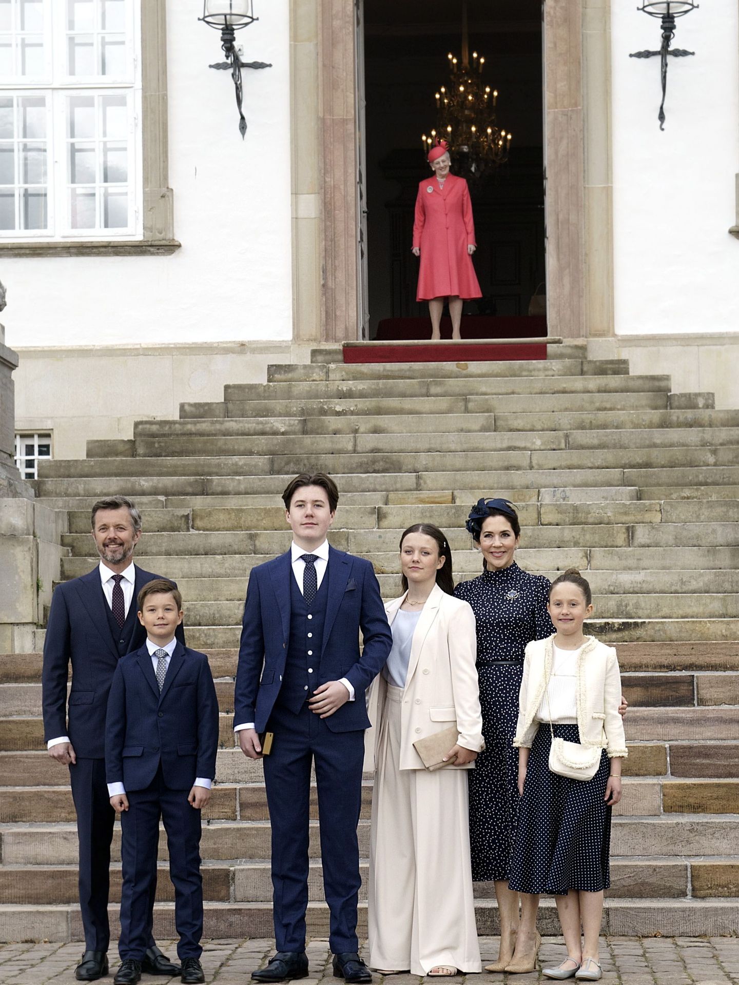 Christian de Dinamarca y su familia posan ante la puerta de la abadía donde les espera la reina Margarita. (EFE)