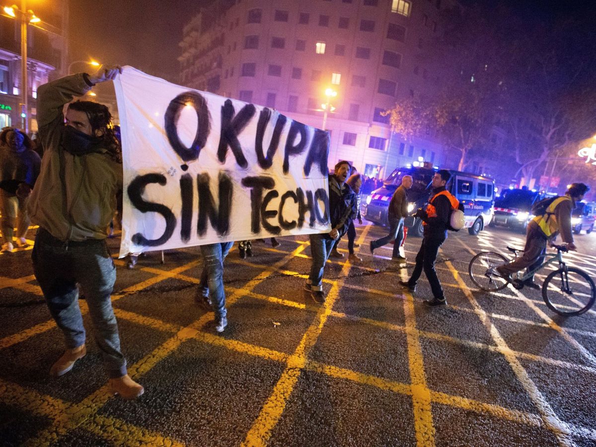Foto: Manifestación del colectivo okupa en el centro de Barcelona. (EFE)