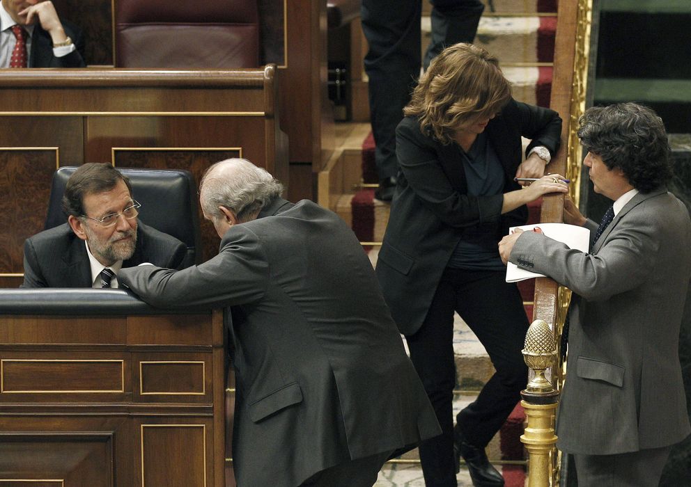 Foto: Rajoy, Fernández Díaz, Sáenz de Santamaría y Moragas, en una sesión del Congreso (EFE)