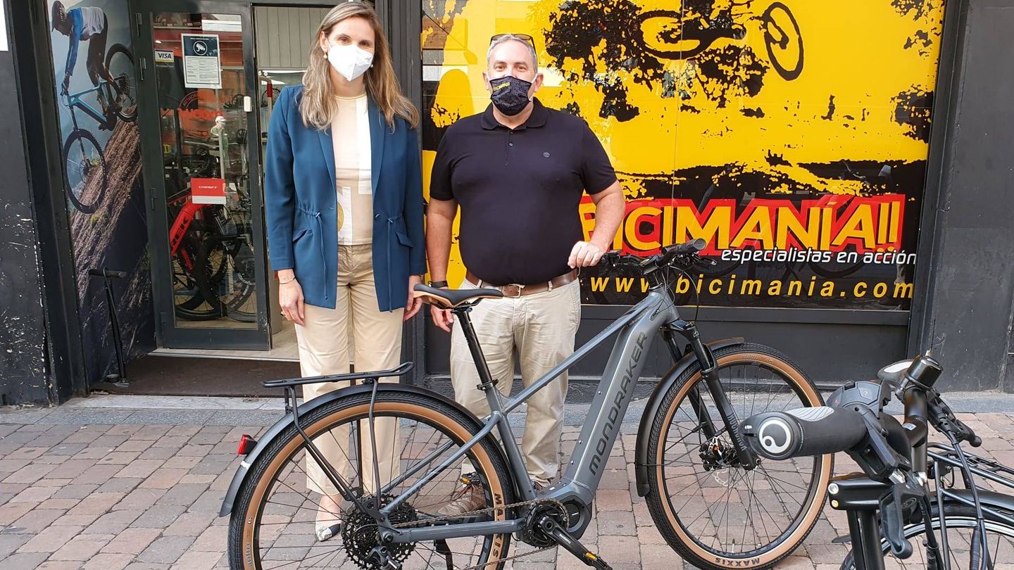 La consejera de Medio Ambiente, Paloma Martín, junto a Juan Ochoa, responsable del informe técnico de las ayudas. El plan se presentó en una tienda de bicicletas como apoyo al comercio de proximidad.